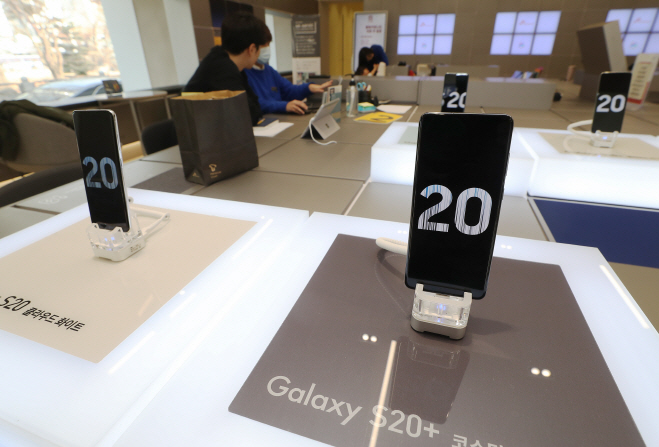 Samsung Electronics Co.'s Galaxy S20 smartphones at a store in Seoul on Feb. 20, 2020. (Yonhap)
