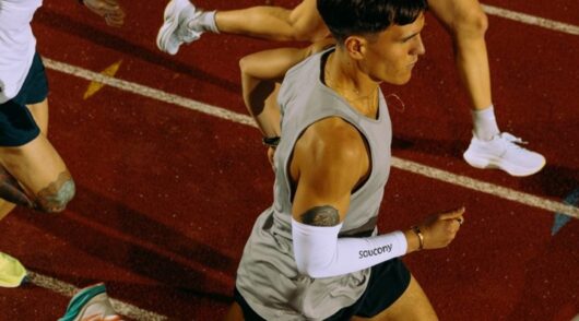a runner wears clothes from Saucony