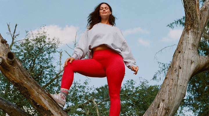 a woman wear sweater and leggings from Aerie