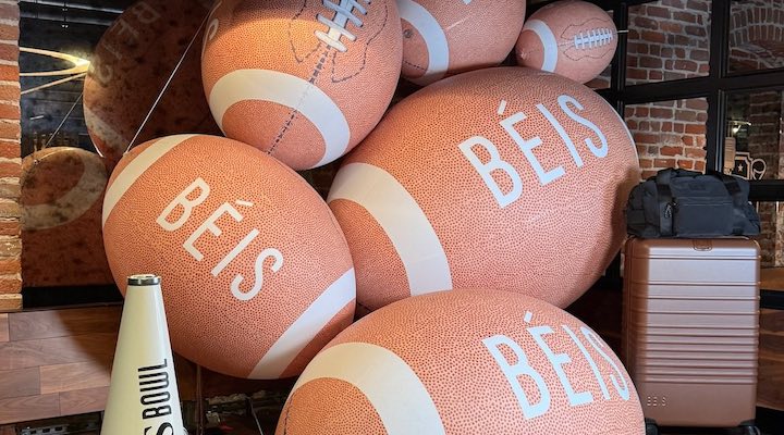 Several giant footballs emblazoned with the Béis logo.