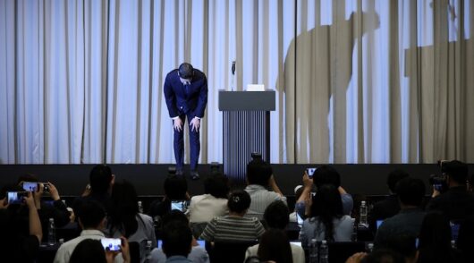 Shinsegae Group chairman Chung Yong-jin made a public apology in a press conference.