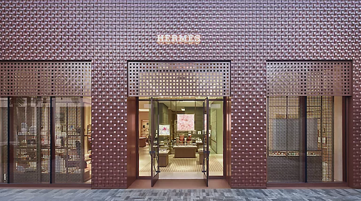 The store is structured to display the French brand's 16 product categories.