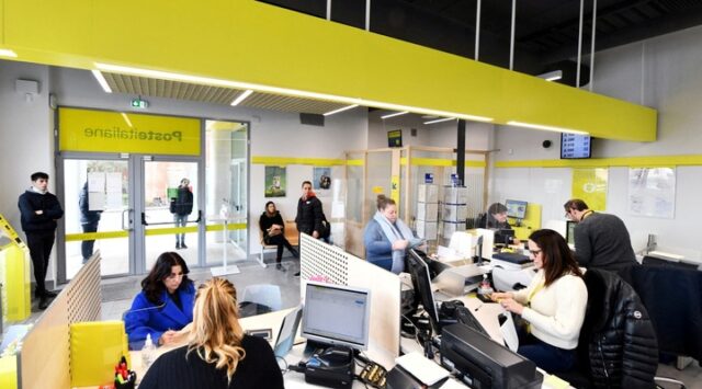 Poste Italiane customer service office.