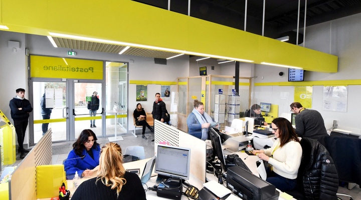 Poste Italiane customer service office.